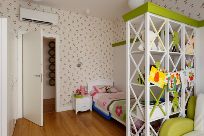 Separador en forma de estantería con juguetes en el interior