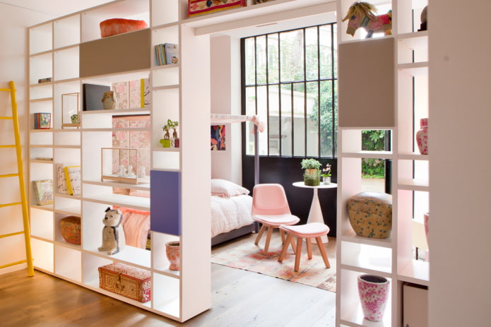 Separador en forma de estante con accesorios de diseño
