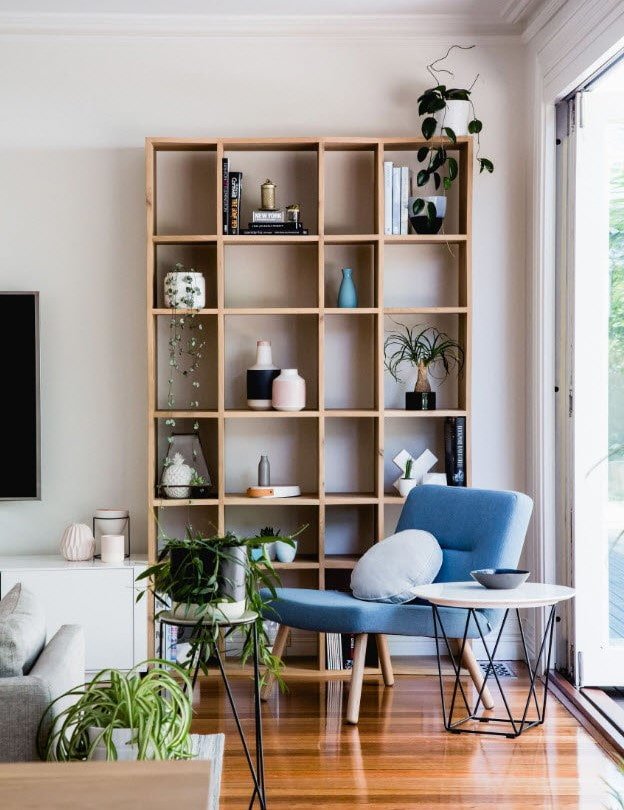 Estantería de madera en el interior