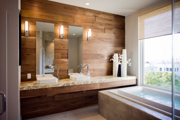 laminado en la pared del interior del baño