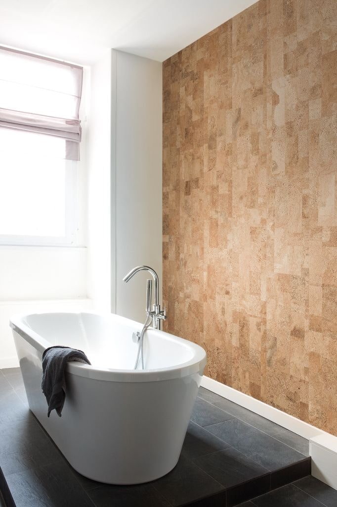 corcho en la pared del baño