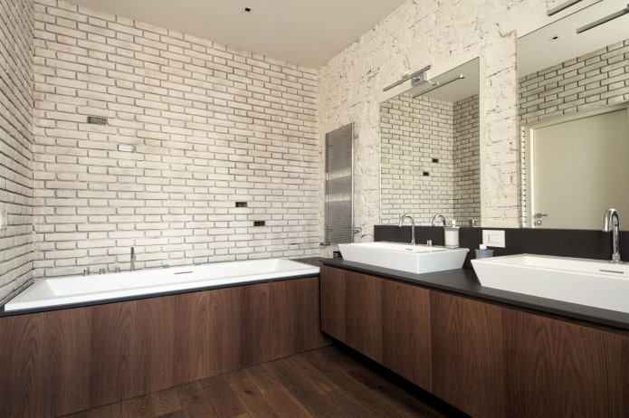 paredes de ladrillo en el interior del baño