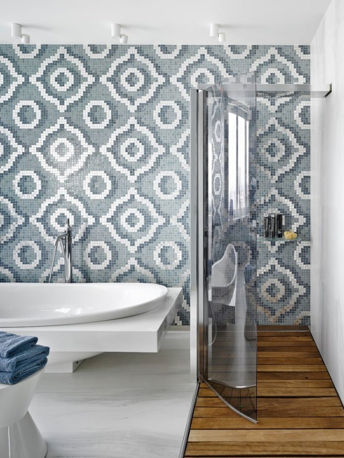 mosaico en la pared del interior del baño