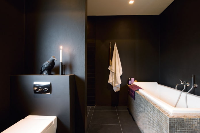 Paredes negras en el interior del baño