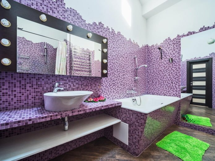 Paredes lilas en el interior del baño