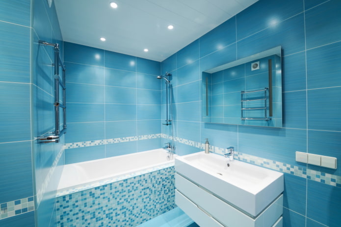 paredes azules en el interior del baño