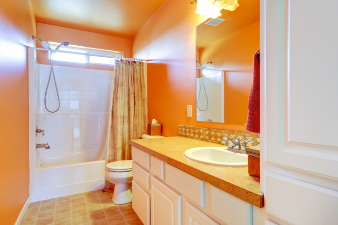 paredes naranjas en el interior del baño