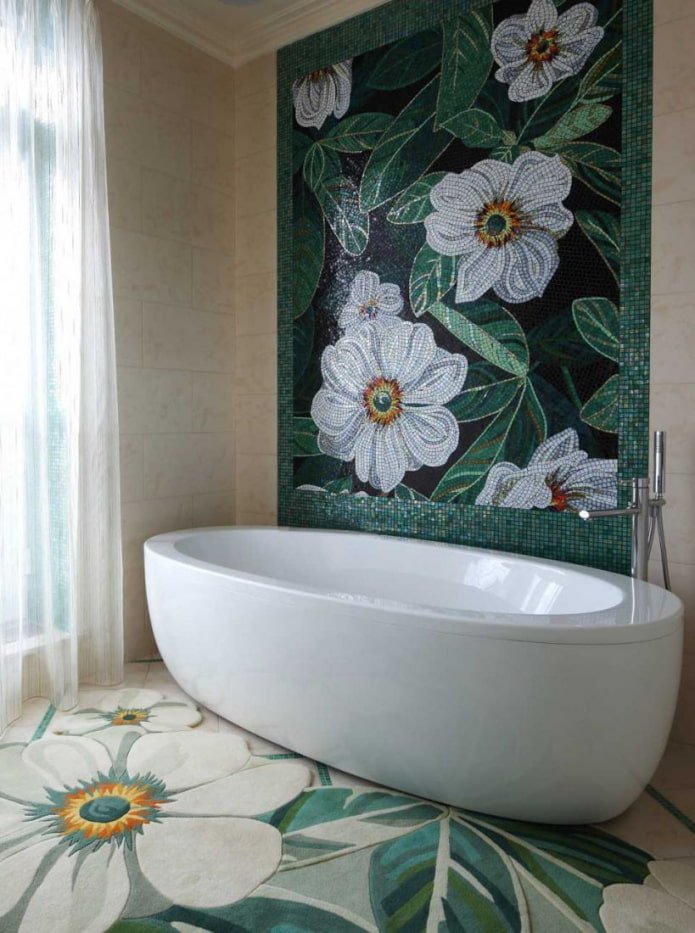 mosaico en la pared del interior del baño