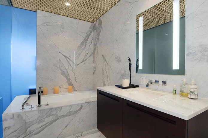 paredes de mármol en el interior del baño