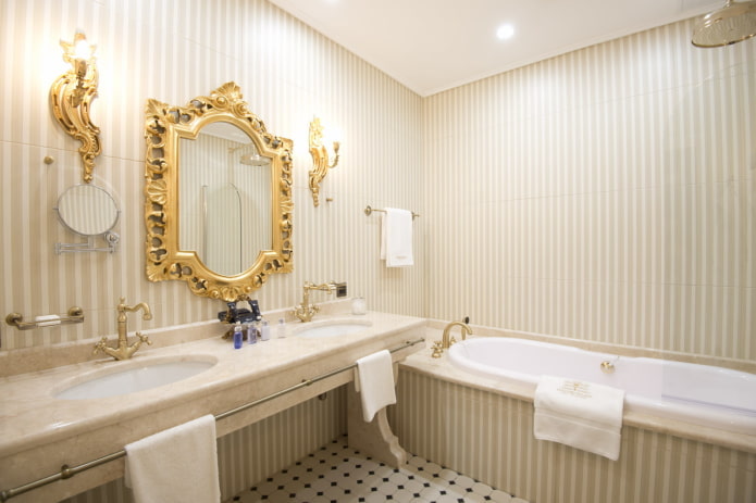Diseño de paredes en baños de estilo clásico