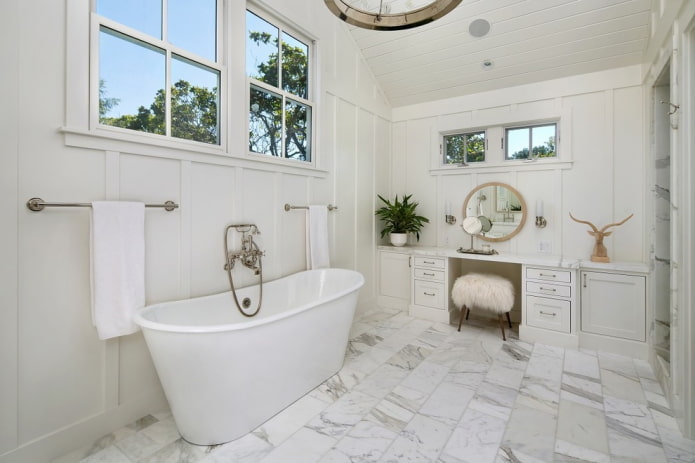 Paredes blancas en el interior del baño