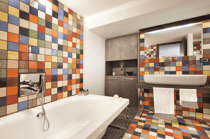 Azulejos en las paredes del interior del baño