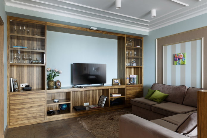 Pared de madera maciza en el interior del salón