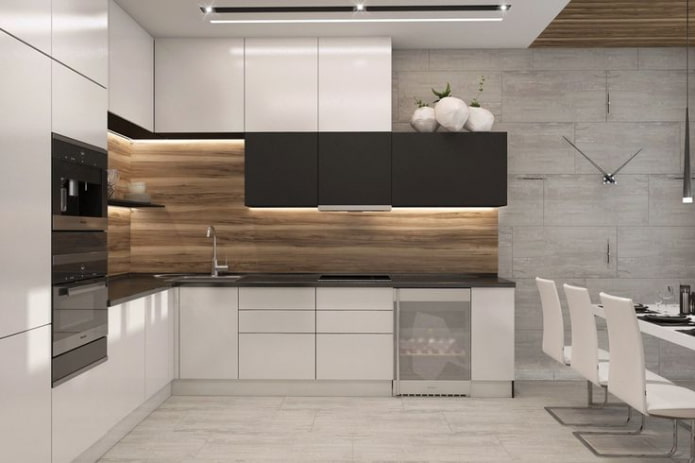 Paneles de pared de imitación madera sobre un faldón