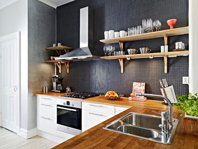 pared funcional con estantes