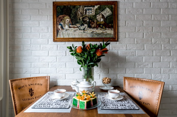 Pared de ladrillos en la cocina
