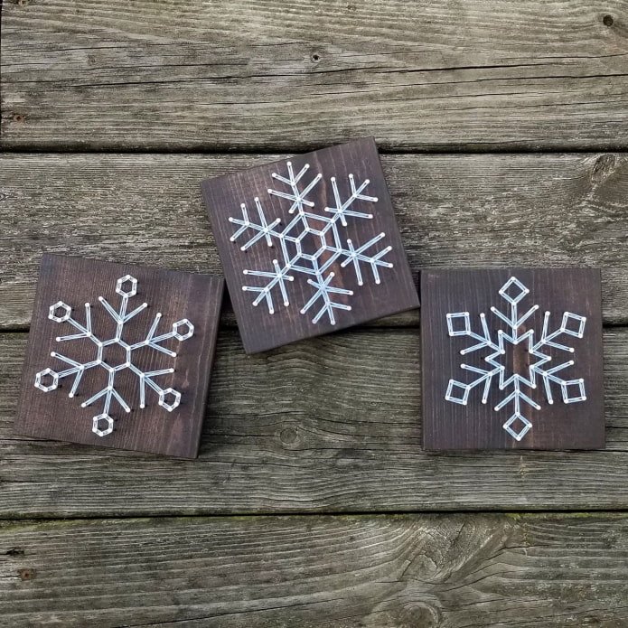 copos de nieve hechos con clavos e hilos