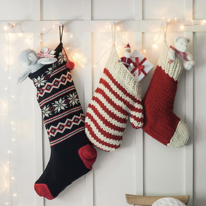Calcetines navideños y una manopla para regalos