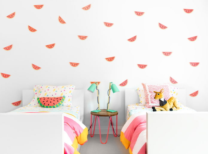 papel pintado en la pared del interior de la habitación infantil