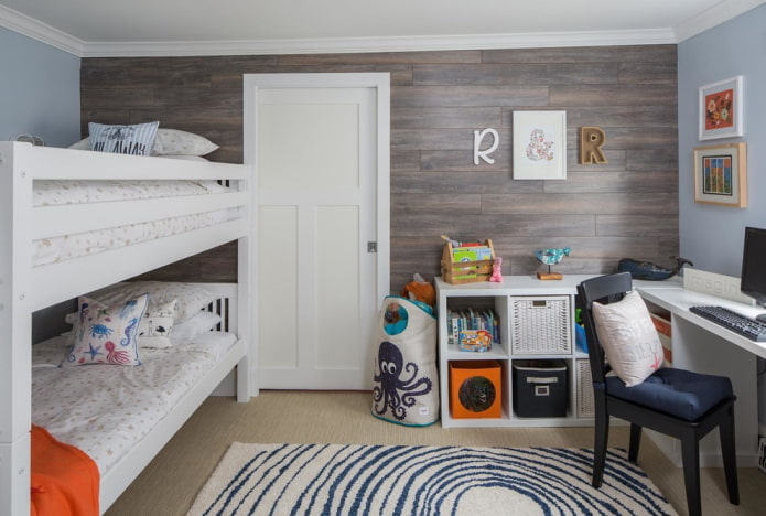 laminado en la pared en el interior de la habitación infantil