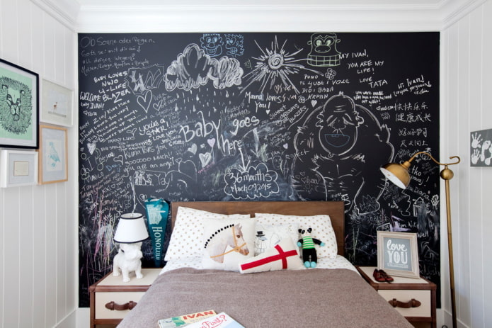 pared de pizarra en la habitación infantil