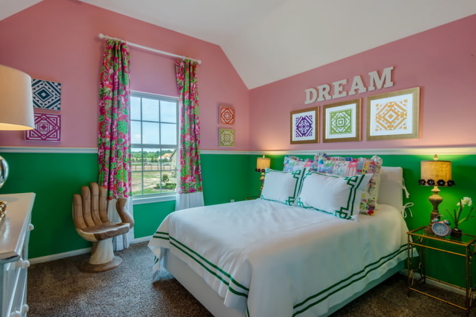 Paredes multicolores en el interior de la habitación infantil