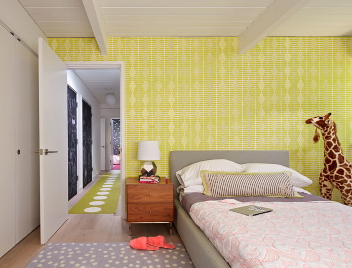 paredes amarillas en la habitación infantil