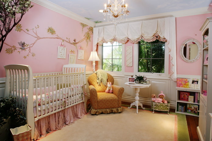 paredes rosas en la habitación de un niño