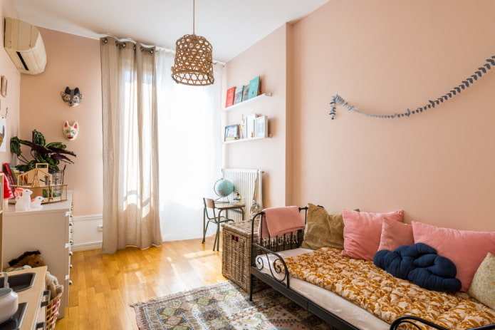 paredes pintadas en el interior de la habitación del niño