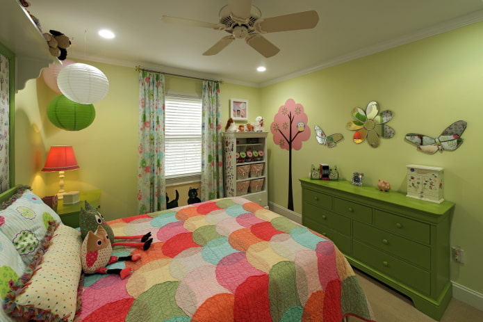 paredes verde claro en el interior de la habitación de los niños