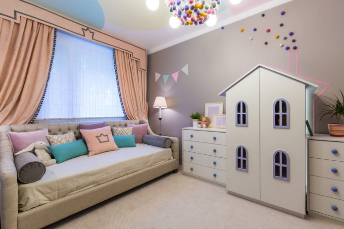 paredes grises en el interior de la habitación infantil