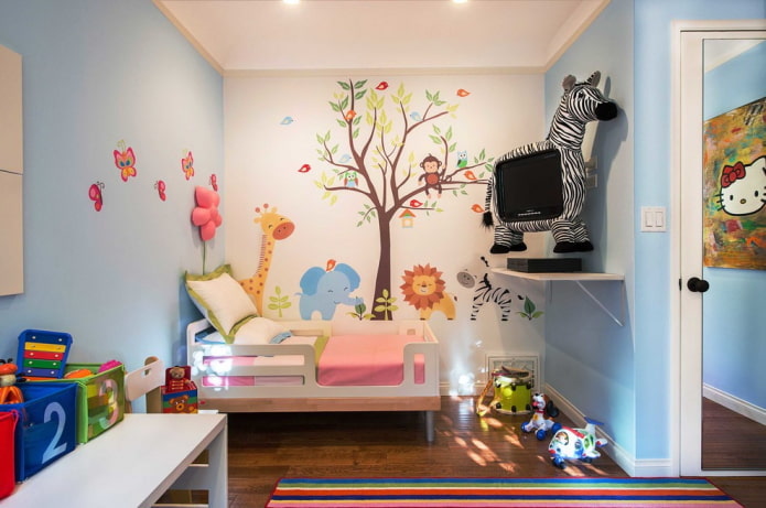 Diseño de pared en una habitación infantil pequeña