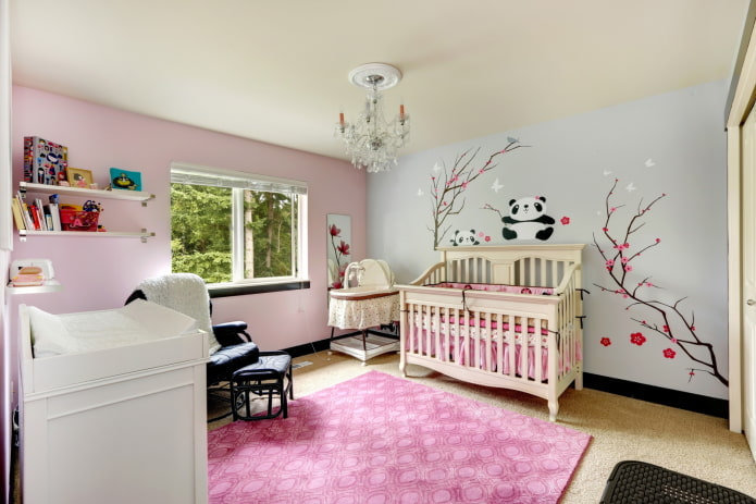 Decoración sobre la cama en el interior de la habitación infantil
