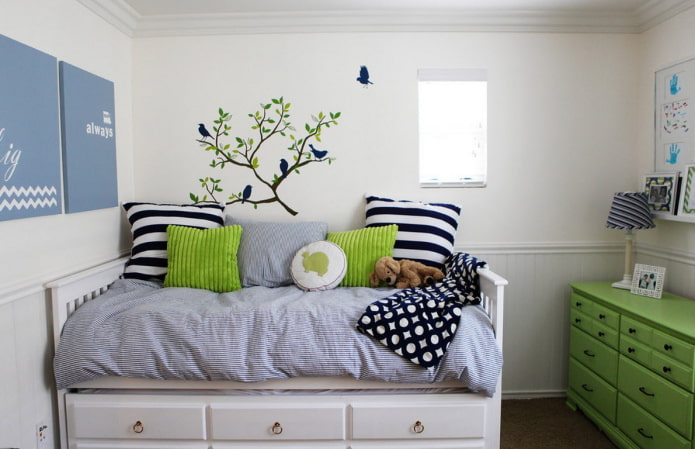 decoración sobre la cama en el interior de la habitación infantil