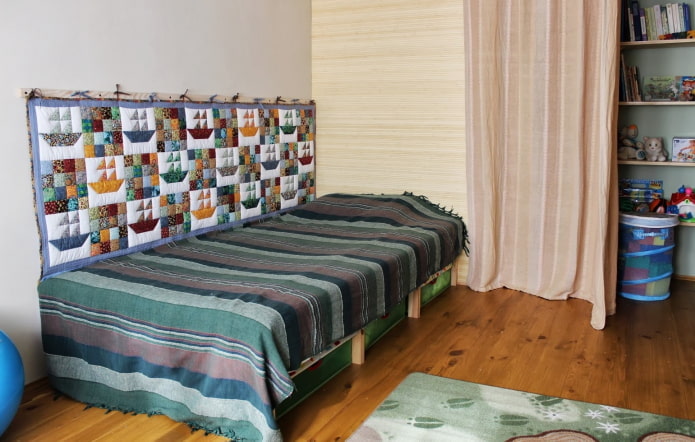 alfombra en la pared en el interior de la habitación infantil