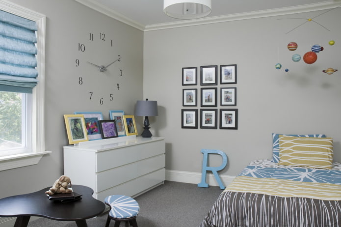 fotos en la pared en el interior de la habitación infantil