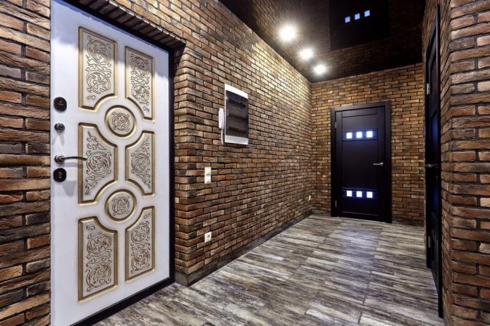 azulejos en el suelo y paredes de ladrillo en el pasillo