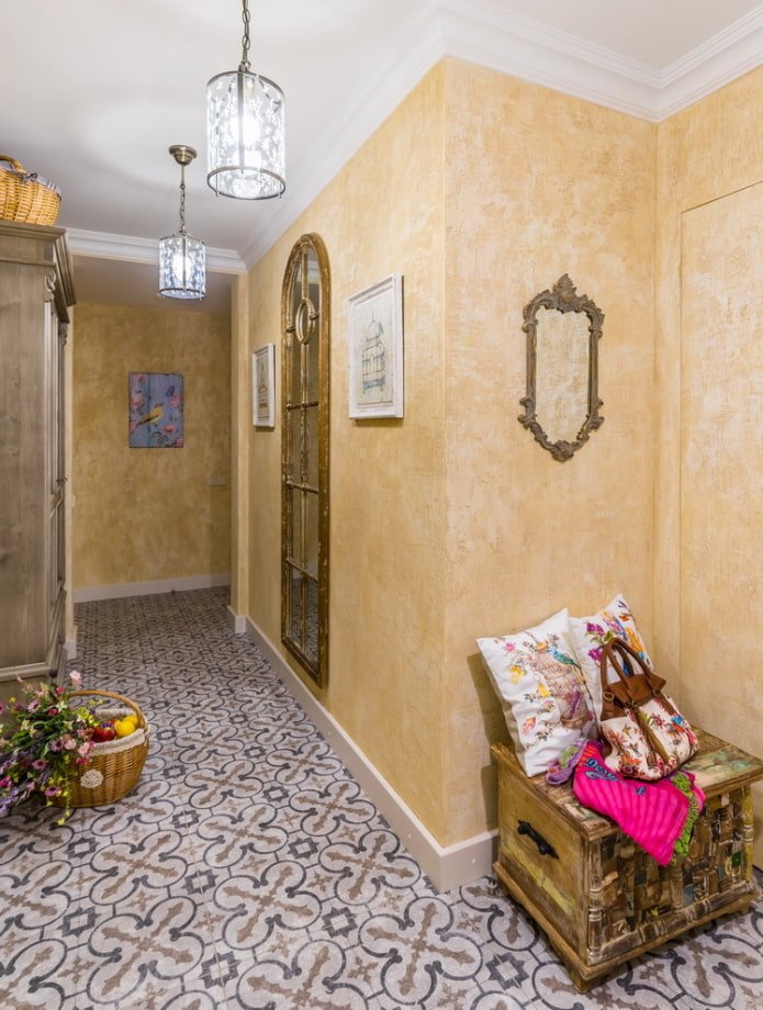 yeso decorativo en las paredes del pasillo
