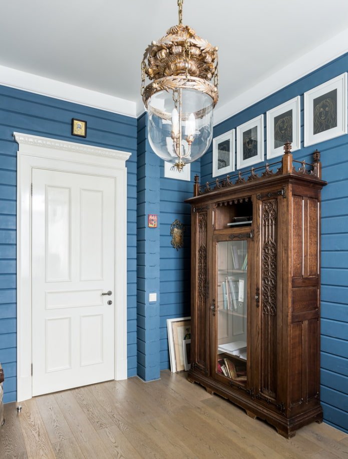 decoración de pared azul en el pasillo