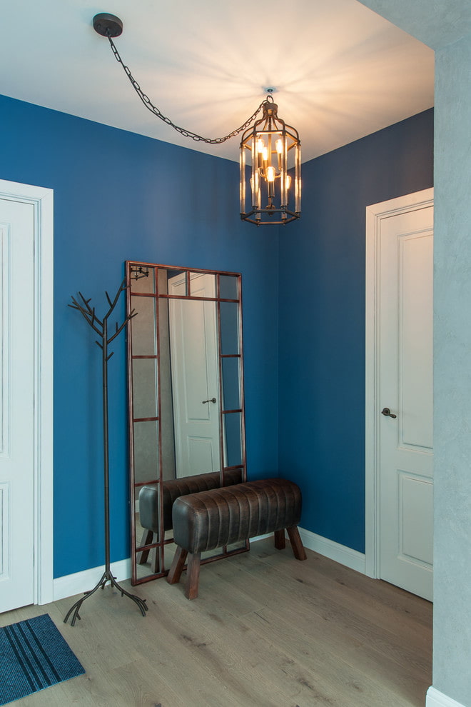 decoración de pared azul en el pasillo