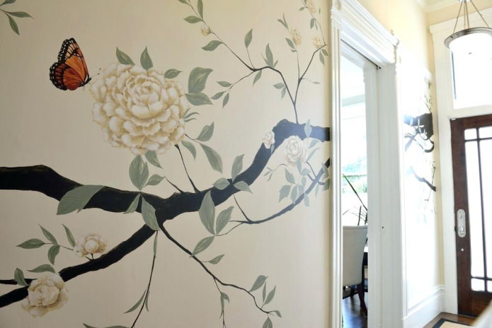 Pinturas de flores en las paredes del pasillo