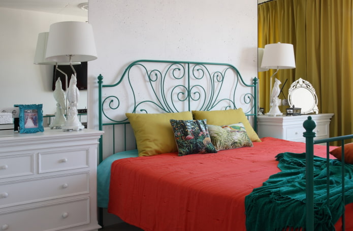 cama turquesa en el dormitorio