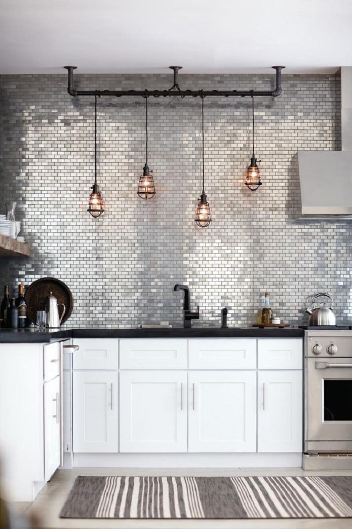 Mosaico de espejo en la cocina