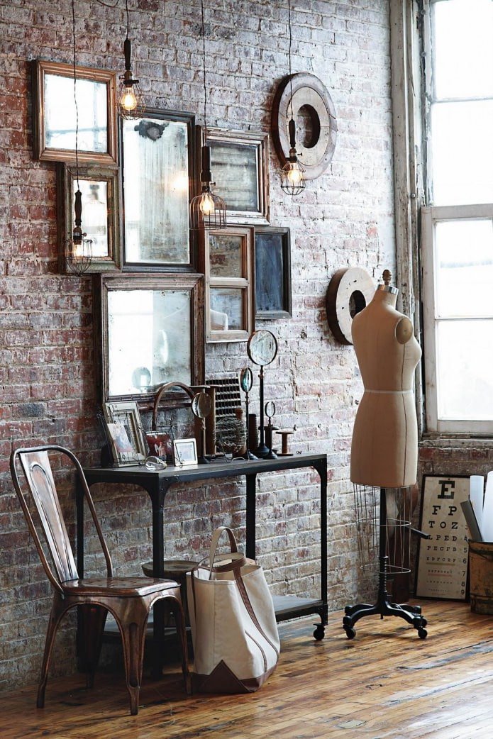 pared de ladrillos con pinturas
