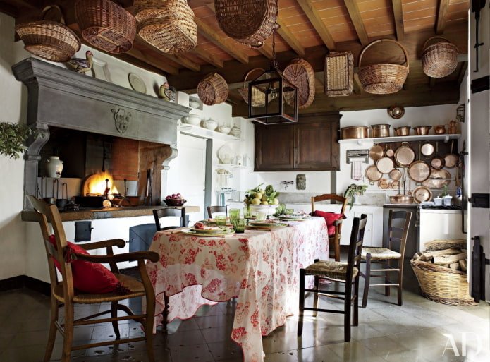 cocina con decoración de cestas