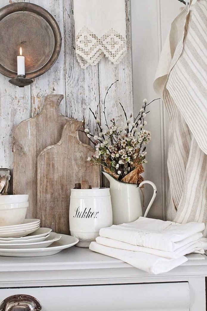 decoración de cocina con platos y tablas