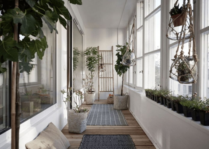 balcón acogedor con plantas