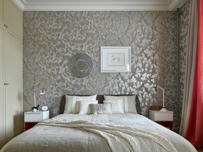 interior con estampado vegetal sobre papel pintado gris