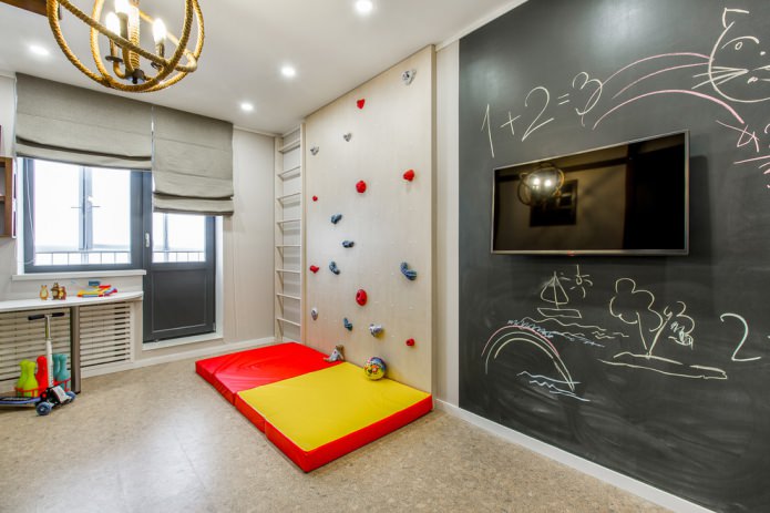 interior claro de una habitación infantil con área de juegos y pizarra