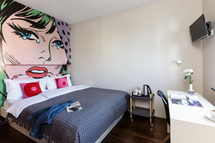 imagen de una niña en la pared